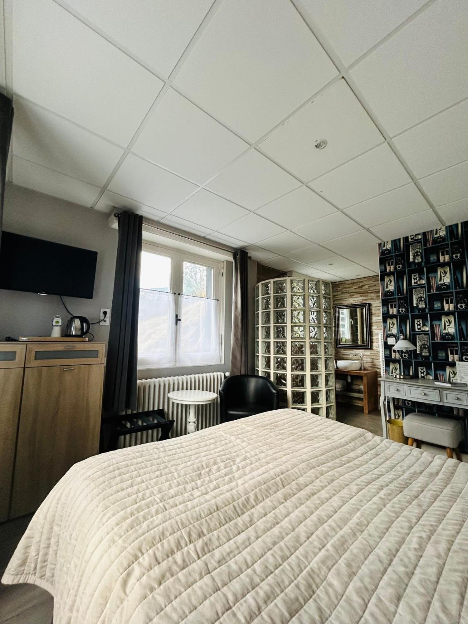 Logis Hotel L'Ayguelade Bielle Экстерьер фото