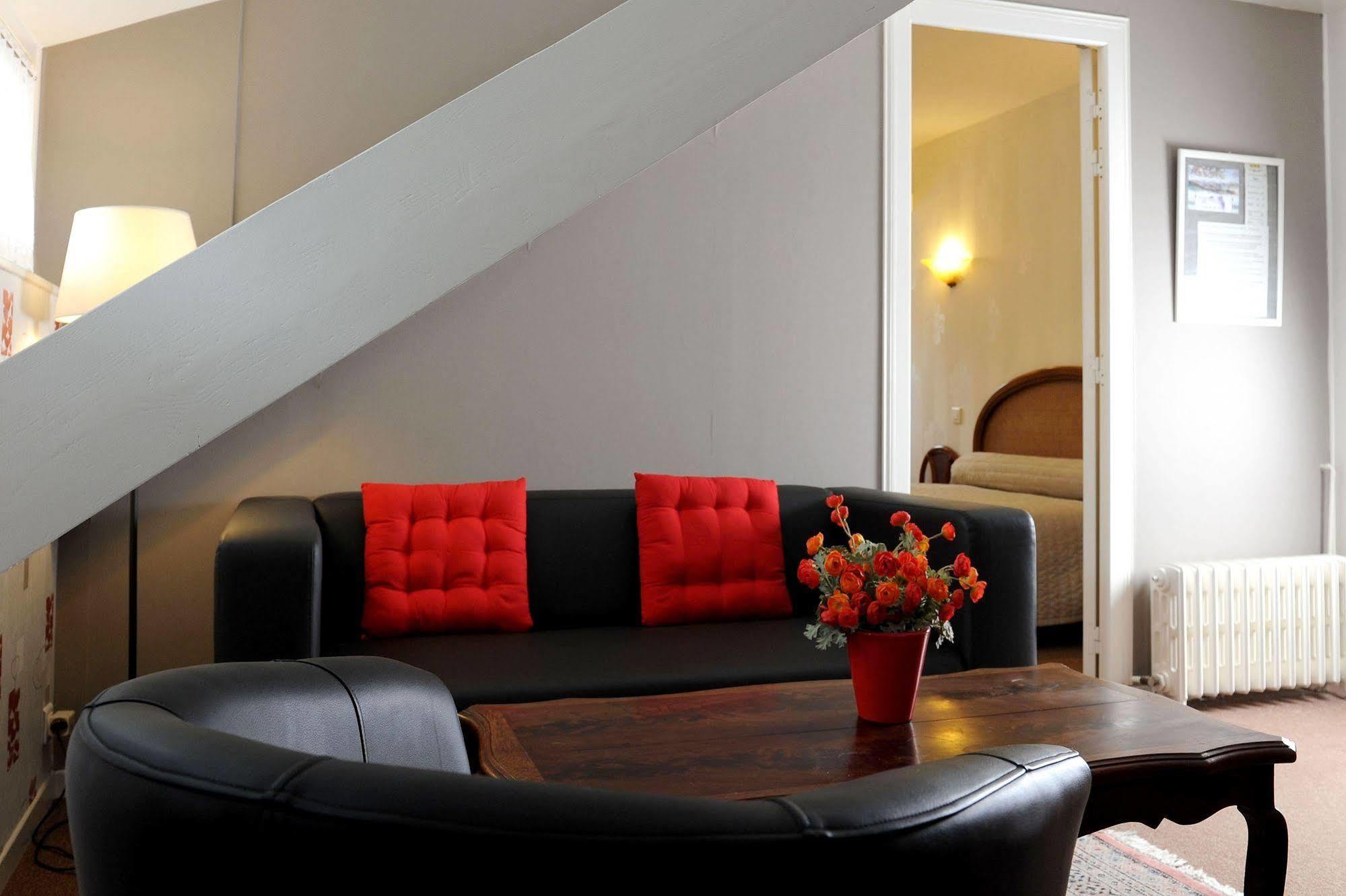 Logis Hotel L'Ayguelade Bielle Экстерьер фото