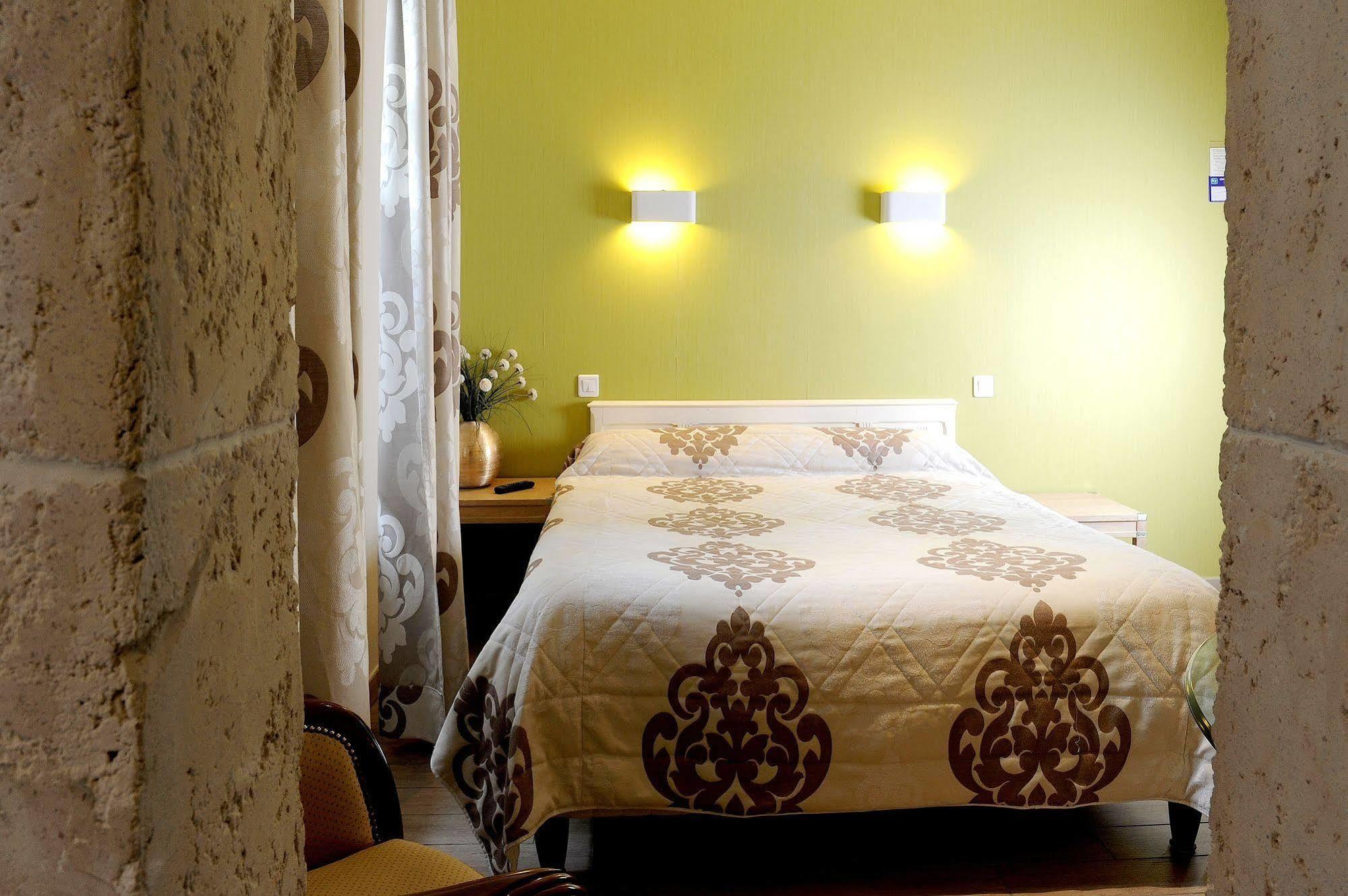 Logis Hotel L'Ayguelade Bielle Экстерьер фото