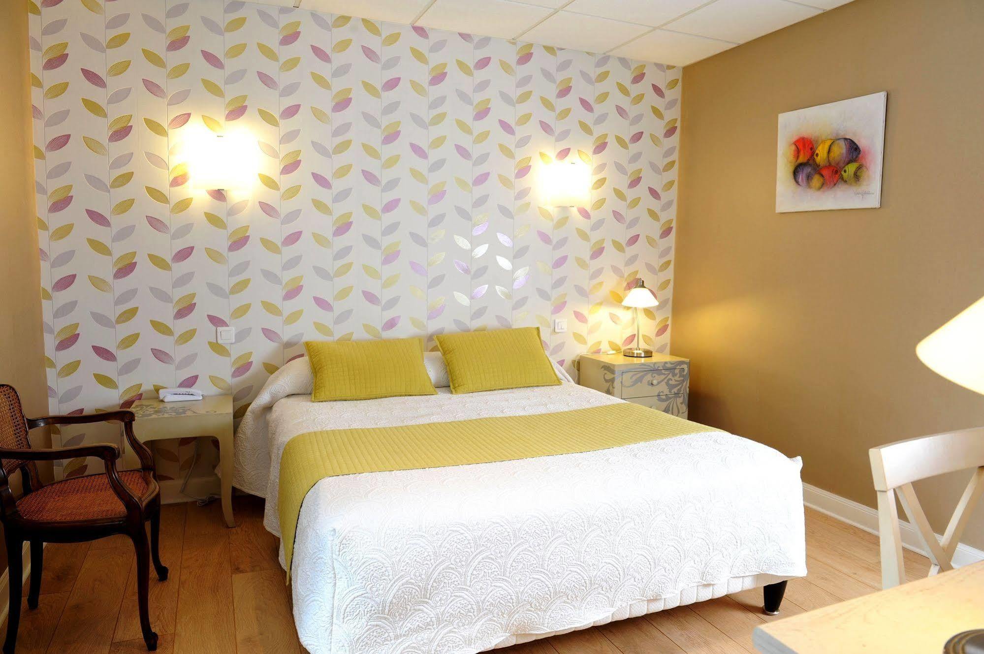 Logis Hotel L'Ayguelade Bielle Экстерьер фото
